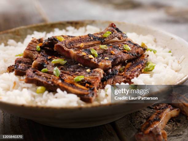 koreaanse stijl bbq beef korte ribben met rijst - beef ribs stockfoto's en -beelden