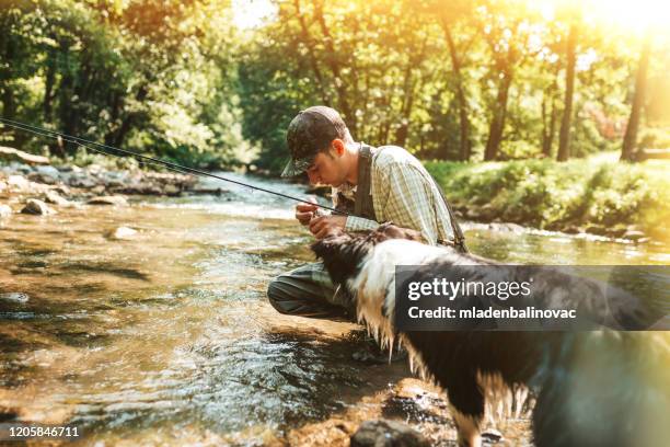 山の川でのフライフィッシング - 犬　川 ストックフォトと画像