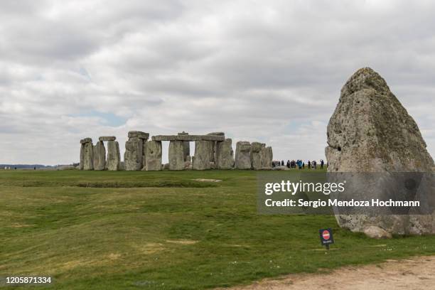 tourists visiting the stonehenge monoliths in wiltshire, united kingdom - amesbury stock pictures, royalty-free photos & images