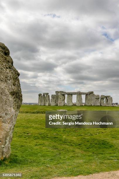 tourists visiting the stonehenge monoliths in wiltshire, united kingdom - amesbury stock pictures, royalty-free photos & images