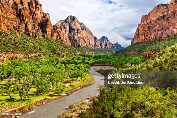 zion canyon und der meandering virgin river bei dusk - zion national park stock-fotos und bilder