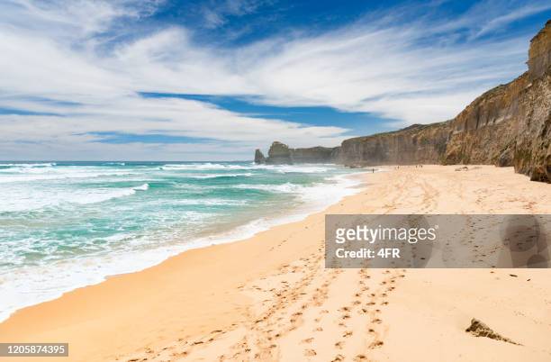 gibson beach met de twaalf apostelen in de rug, great ocean road, victoria, australië - sand trap stockfoto's en -beelden