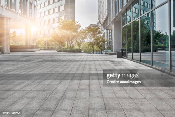 empty pavement with modern architecture - corporate textures stock-fotos und bilder