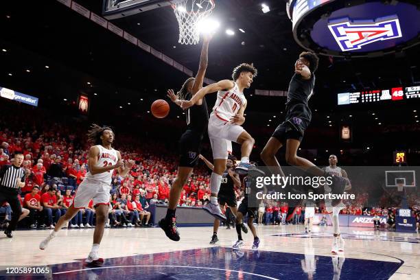 Arizona Wildcats guard Josh Green passes to forward Zeke Nnaji around Washington Huskies forward Hameir Wright and forward Jaden McDaniels during the...