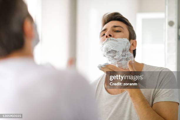 de badkamersroutine van de ochtend - shaving cream stockfoto's en -beelden