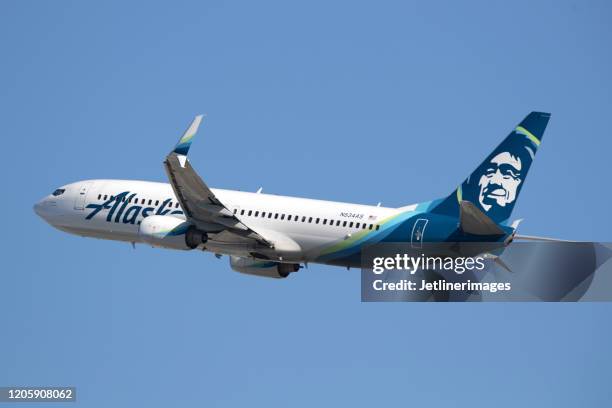alaska airlines - boeing 737 stock-fotos und bilder