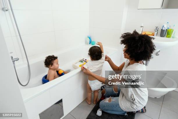 moeder en baby's thuis - kid bath mother stockfoto's en -beelden