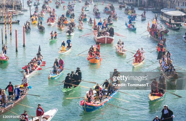 venedig regatta - karneval wasserparade - venedig gondel stock-fotos und bilder