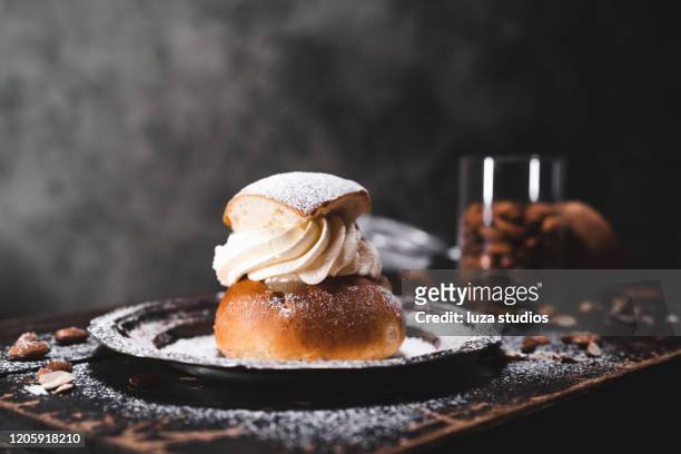 traditioneel zweeds dessert dat als semla met amandelen wordt bekend - sweet bun stockfoto's en -beelden