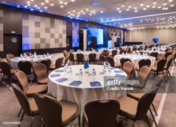conference room in a luxury hotel in moscow - table ronde réunion photos et images de collection