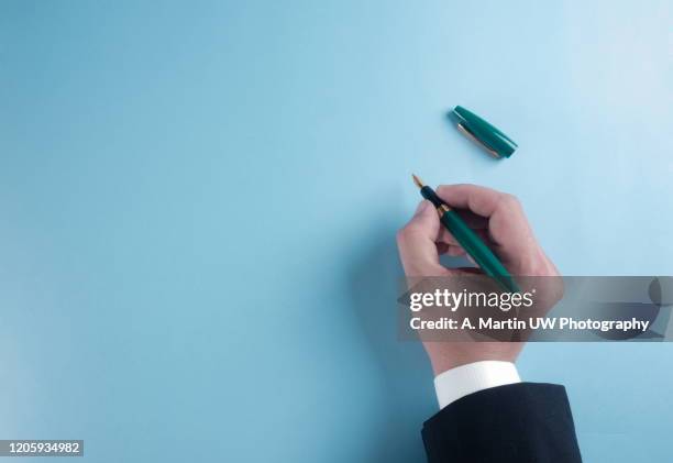 signing... - signature photos et images de collection