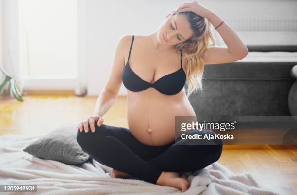 pregnant woman exercising at home. - leggings stock pictures, royalty-free photos & images