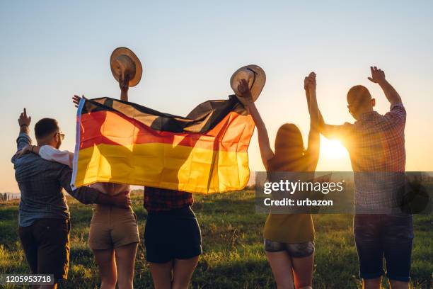 difusión de la bandera alemana - german flag fotografías e imágenes de stock