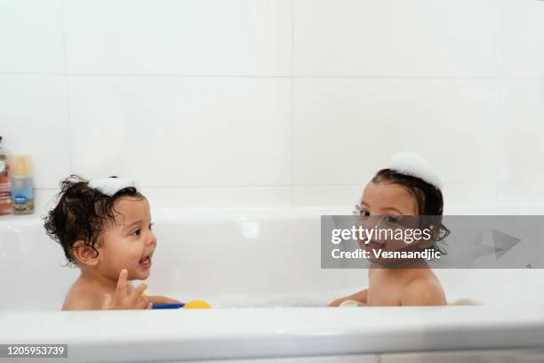 mamma och spädbarn hemma - brothers bathroom bildbanksfoton och bilder