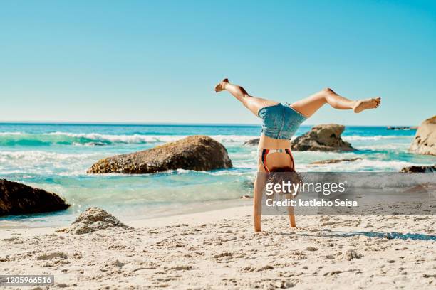 si le plaisir est ce que vous recherchez, dirigez-vous vers la plage - handstand beach photos et images de collection