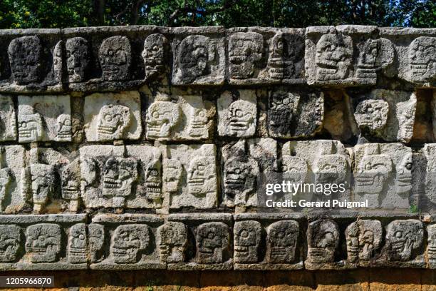 the tzompantli, or skull platform (plataforma de los cráneos) in chichen itzá, archaeological site, yucatán state, mexico - los mayas photos et images de collection