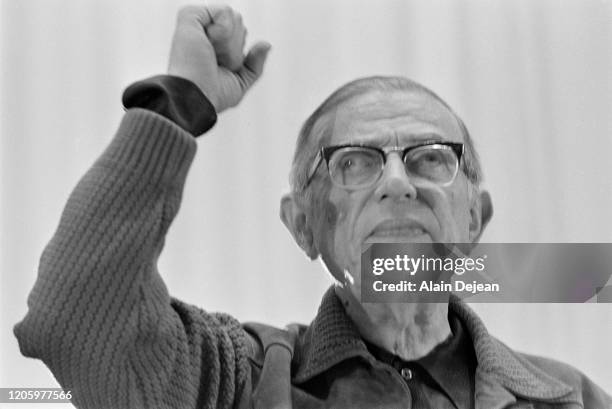 Jean-Paul Sartre, lors d'un meeting à la Mutualité pour défendre le journal "La Cause du Peuple".