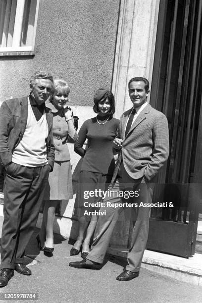 Italian director Dino Risi having a break with Italian actors Vittorio Gassman, Cristina Gaioni and Annie Gorassini on the set of the film The...