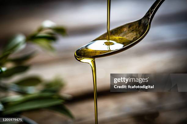 gießen von nativem olivenöl extra - oil stock-fotos und bilder