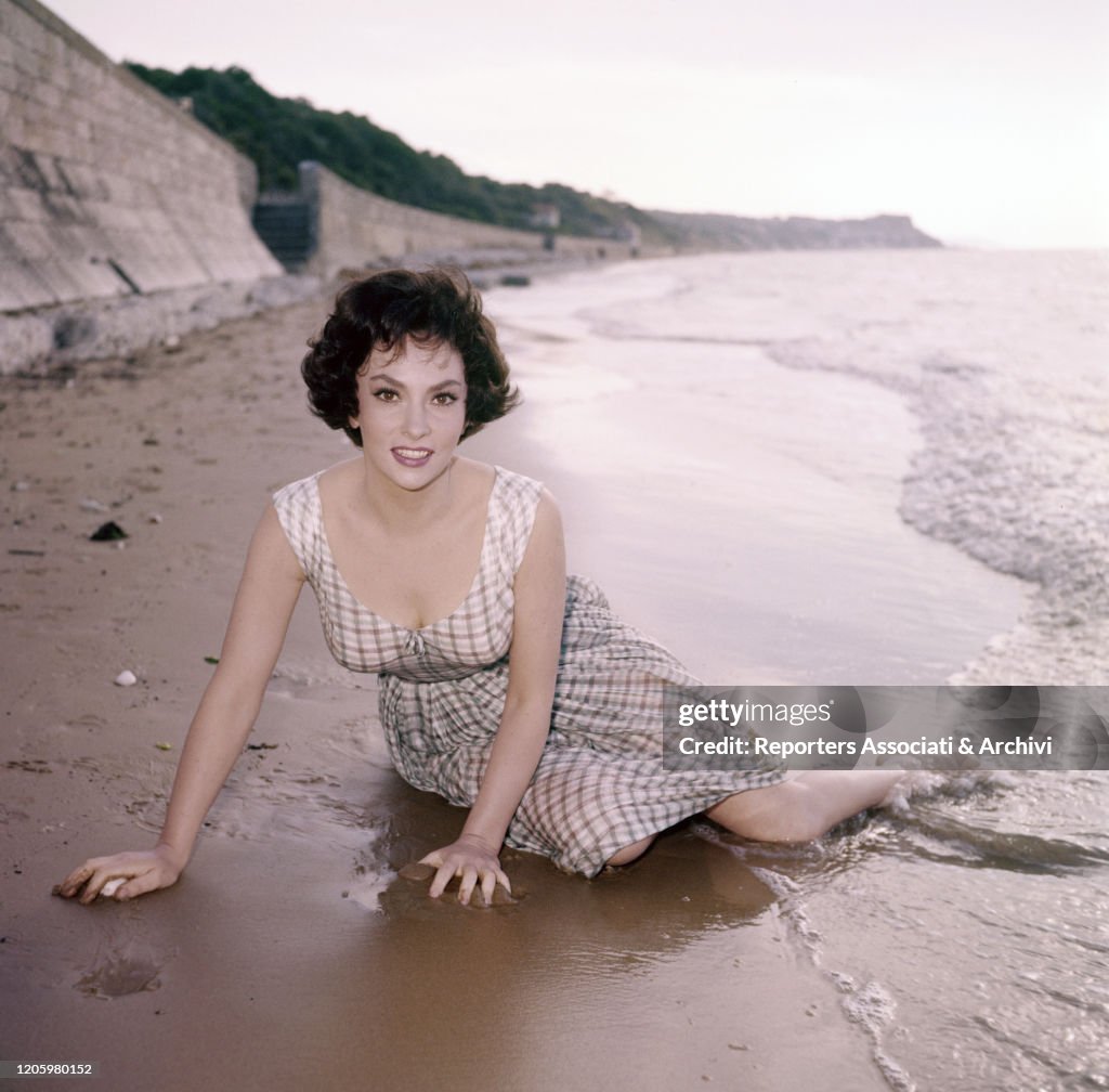 Gina Lollobrigida posing