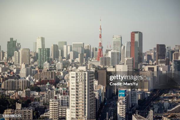 vista ad alto angolo dello skyline di tokyo al crepuscolo - tokyo skyline sunset foto e immagini stock