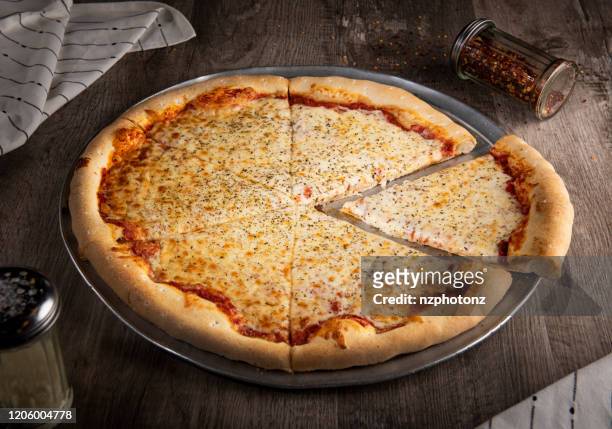 hausgemachte käsepizza (klicken sie für mehr) - cheese pizza stock-fotos und bilder