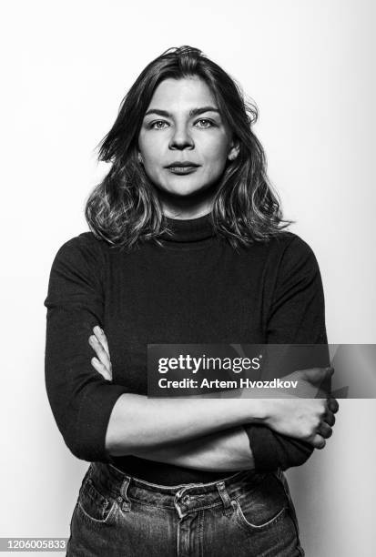 adult young seriously looking in camera against white background - black and white portrait woman stockfoto's en -beelden