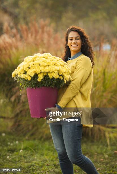 woman holding flower pot - flower pot garden stock pictures, royalty-free photos & images