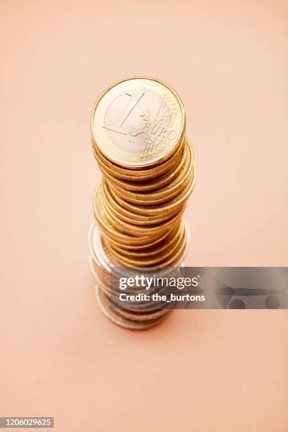 stack of euro coins on brown background - euro 2020 個照片及圖片檔