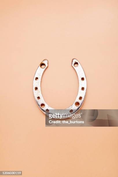 high angle view of a horseshoe on brown background - lucky charms stockfoto's en -beelden