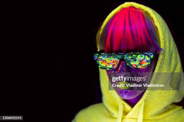 mulher com pó de maquiagem neon no rosto e roupas, óculos de sol coloridos - tinta de corpo - fotografias e filmes do acervo