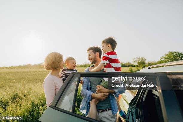 genieten op een roadtrip - car journey stockfoto's en -beelden