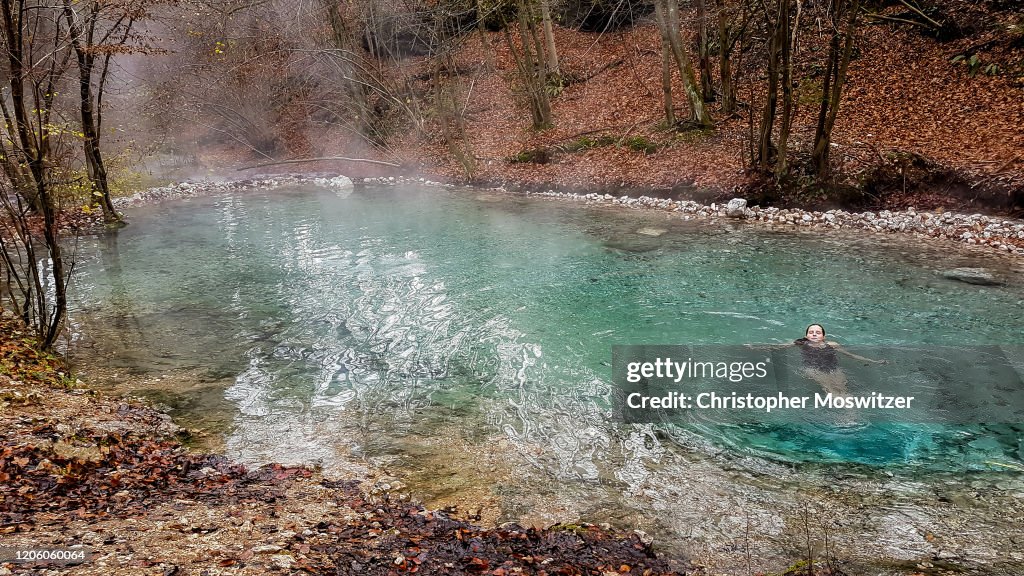 Villach - Uma garota nadando em uma fonte natural de terão