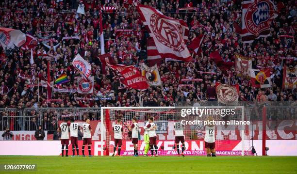 March 2020, Bavaria, Munich: Football: Bundesliga, Bayern Munich - FC Augsburg, 25th matchday in the Allianz Arena. The players of Munich cheer after...