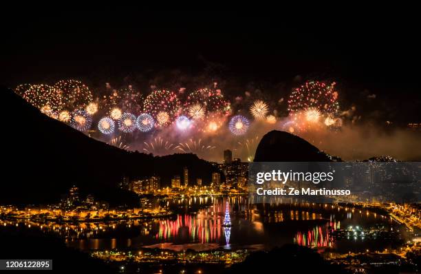 fireworks in copacabana - rio de janeiro stock-fotos und bilder