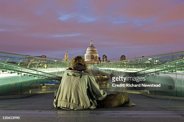 homeless london - homelessness stock pictures, royalty-free photos & images