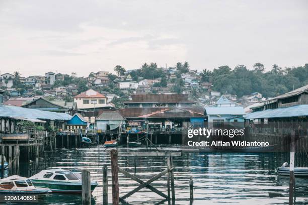 southeast asian typical coastal village in borneo island - île de bornéo photos et images de collection