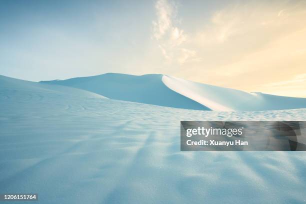 snow covered desert sand dunes at sunset - moutain sunset snow stock-fotos und bilder