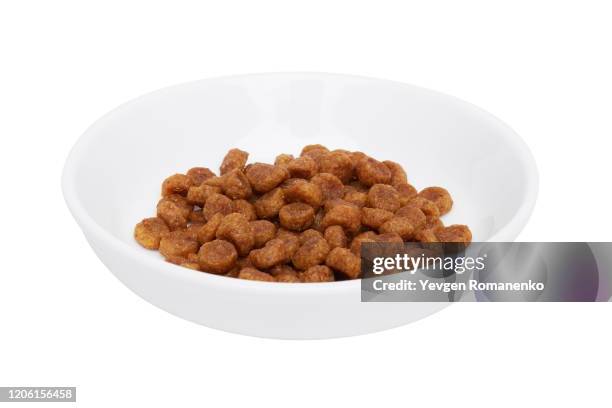 dry dog food in a bowl isolated on white background - tin can fotografías e imágenes de stock