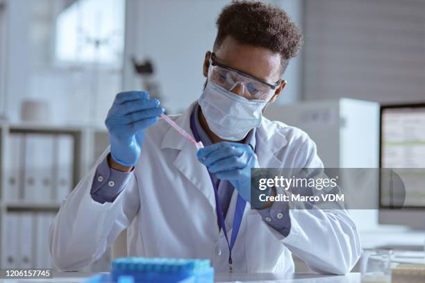 werken in het pathologiecentrum - face mask protective workwear stockfoto's en -beelden