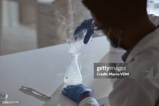 durchbrüche werden heute passieren - chemische reaktion stock-fotos und bilder