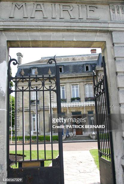 Photo de l'entrée de la mairie de Bègles prise le 25 mai 2004, deux semaines avant la célébration par Noël Mamère, député-maire "Verts" du mariage de...