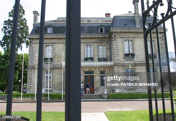 Photo de l'entrée de la mairie de Bègles prise le 25 mai 2004, deux semaines avant la célébration par Noël Mamère, député-maire "Verts" du mariage de...