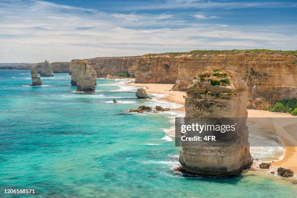 the twelve apostles, great ocean road, victoria, australien - the twelve apostles australische kalksteinfelsen stock-fotos und bilder