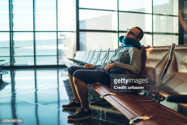 sova på flygplatsen - nackstöd bildbanksfoton och bilder
