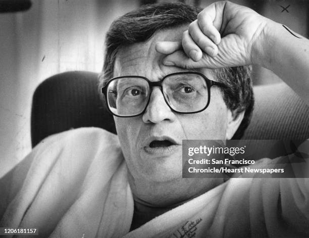 Talk show host Larry King in his bathrobe, during a July 26, 1986 interview with San Francisco Chronicle reporter Ben Fong-Torres.