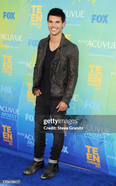 Actor Taylor Lautner arrives at the 2011 Teen Choice Awards held at the Gibson Amphitheatre on August 7, 2011 in Universal City, California.