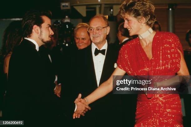 Diana, Princess of Wales meets actor Charlie Sheen at the premiere of the film 'Hot Shots!' in Leicester Square, London, 18th November 1991. She is...