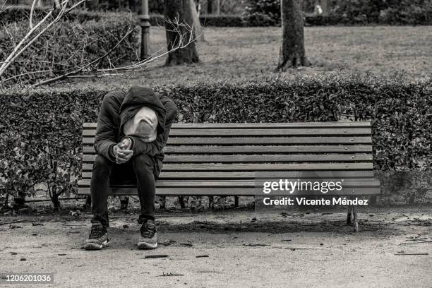 depression in the park - suicide imagens e fotografias de stock