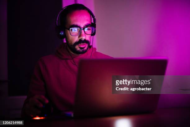 männer spielen videospiele - computer game stock-fotos und bilder